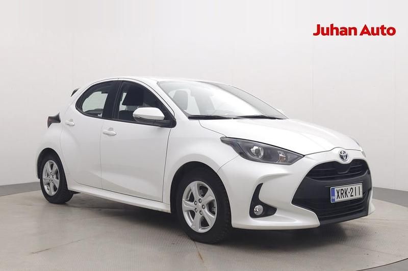 Valkoinen Käytetty 2022 Toyota Yaris Hybrid Active Viistoperä | 20 480 € (Perustarjous) - Kuva 1/4