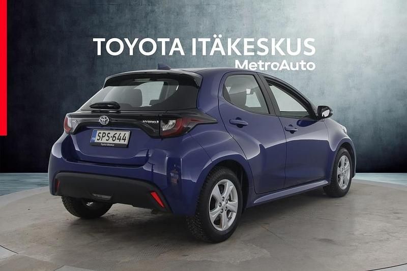 Käytetty Toyota Yaris Hybrid Active 116 HP (85 kW) 2024 Sininen Viistoperä
