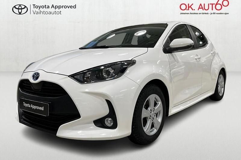 Käytetty Toyota Yaris Hybrid Active 116 HP (85 kW) 2023 Valkoinen Viistoperä