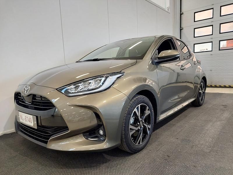 Ruskea Uusi 2025 Toyota Yaris Hybrid Plus Viistoperä | 25 900 € (Perustarjous) - Kuva 1/4