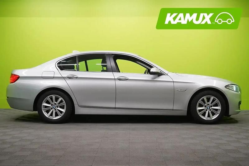 Käytetty BMW 518 150 HP (110 kW) 2015 Hopea / harmaa Sedan