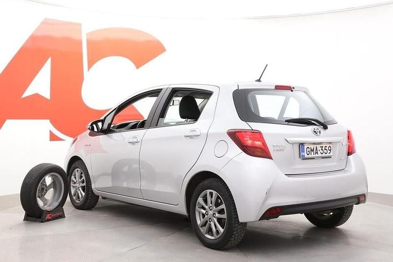 Käytetty Toyota Yaris Hybrid Active 73 HP (53 kW) 2016 Hopea Viistoperä