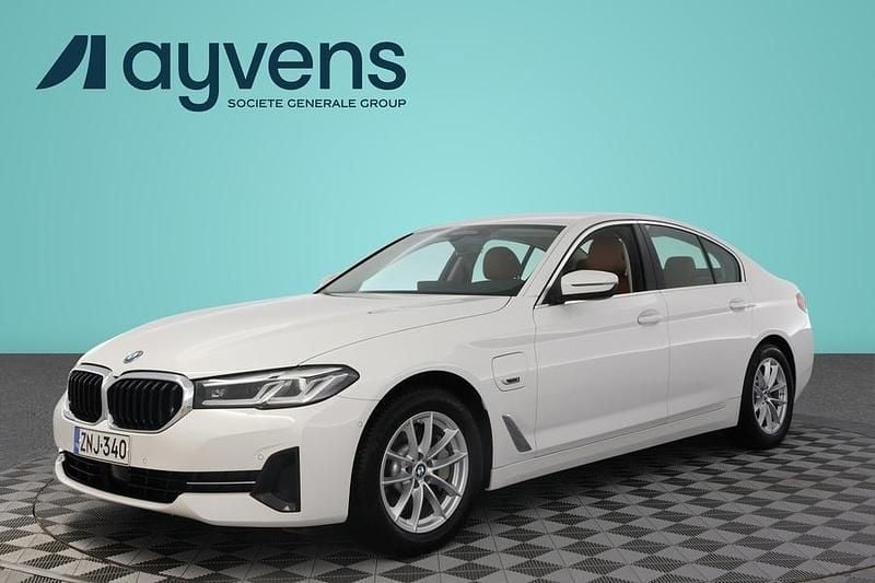 Valkoinen Käytetty 2022 BMW 530e Sedan | 36 900 € (Hieman kallis) - Kuva 1/4