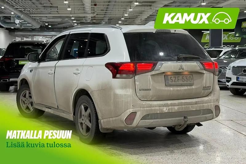 Käytetty Mitsubishi Outlander P-HEV Intense 150 HP (110 kW) 2016 Valkoinen Farmari