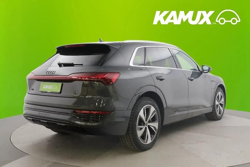 Käytetty Audi Q8 e-tron Advanced 250 kW (340 HP) 2024 Hopea / harmaa Katumaasturi