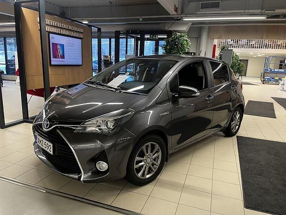 Käytetty Toyota Yaris Active 72 HP (52 kW) 2016 Harmaa Viistoperä
