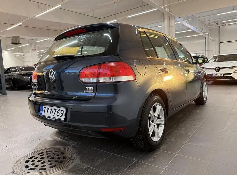 Käytetty VW Golf VII Comfortline 105 HP (77 kW) 2012 Sininen Viistoperä