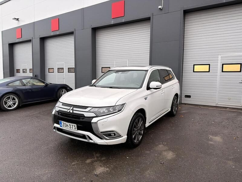 Valkoinen Käytetty 2019 Mitsubishi Outlander P-HEV Instyle Katumaasturi | 17 470 € (Perustarjous) - Kuva 1/4