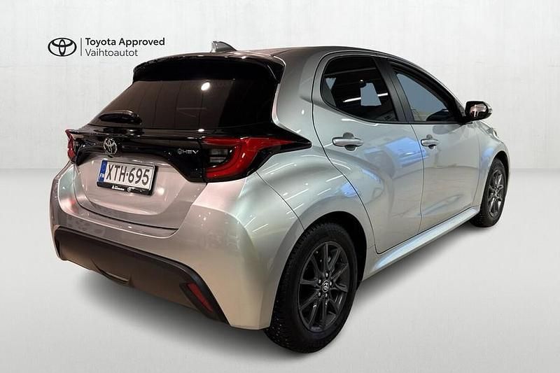Käytetty Toyota Yaris Hybrid Plus 116 HP (85 kW) 2025 Hopea Viistoperä