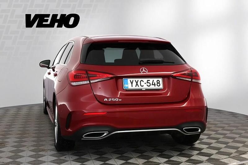 Käytetty Mercedes A250 Advantage 163 HP (119 kW) 2020 Punainen Viistoperä