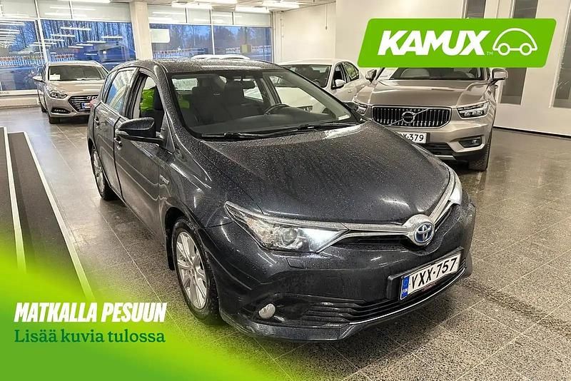 Hopea / harmaa Käytetty 2015 Toyota Auris Hybrid Active Sedan | 12 680 € (Perustarjous) - Kuva 1/4