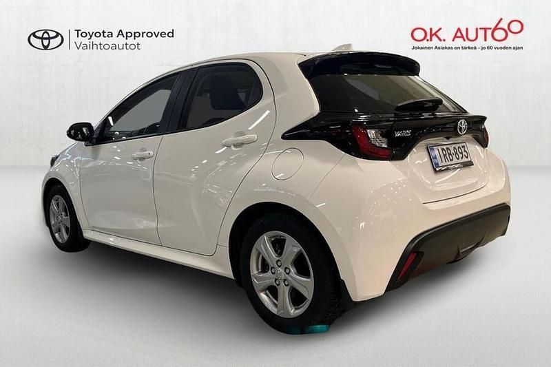 Käytetty Toyota Yaris Hybrid Active 116 HP (85 kW) 2023 Valkoinen Viistoperä