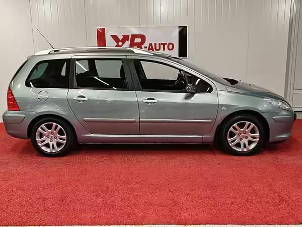 Käytetty Ford Focus Ghia 101 HP (74 kW) 2000 Sininen Farmari