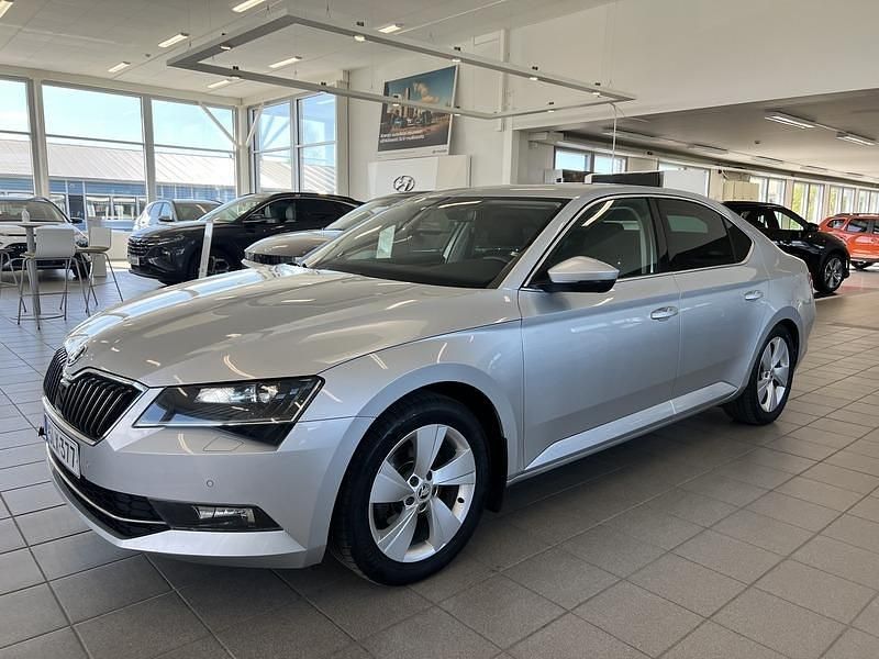 Harmaa Käytetty 2015 Skoda Superb Ambition Sedan | 15 800 € (Hieman kallis) - Kuva 1/4