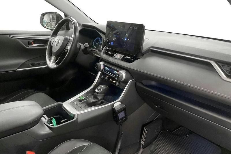 Käytetty Toyota RAV4 Hybrid Executive 178 HP (130 kW) 2023 Katumaasturi