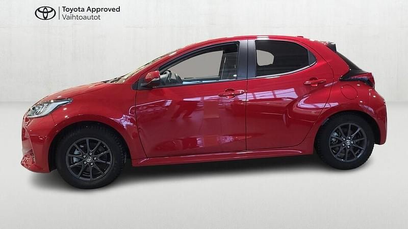 Käytetty Toyota Yaris Hybrid Plus 116 HP (85 kW) 2024 Punainen Viistoperä