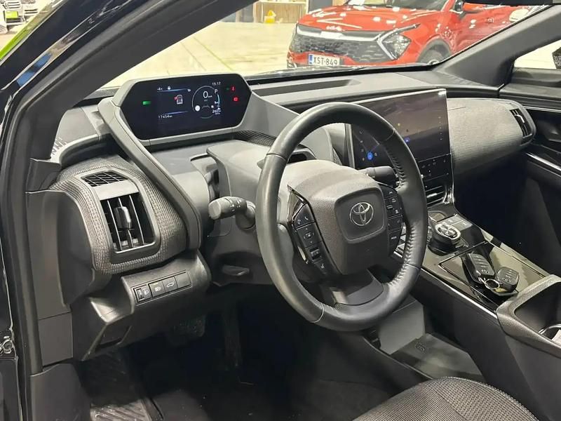 Käytetty Toyota bZ4X Active 150 kW (204 HP) 2023 Musta Katumaasturi