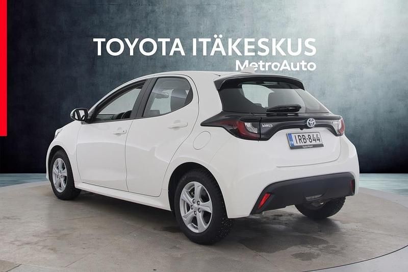 Käytetty Toyota Yaris Hybrid Active 116 HP (85 kW) 2023 Valkoinen Viistoperä