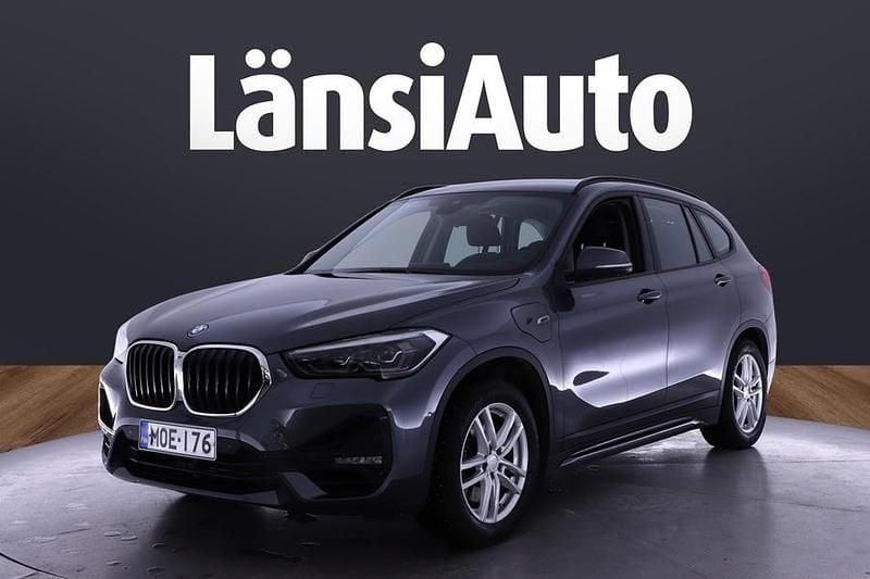 Harmaa Käytetty 2022 BMW X1 Sport Line Katumaasturi | 29 450 € (Hieman kallis) - Kuva 1/1