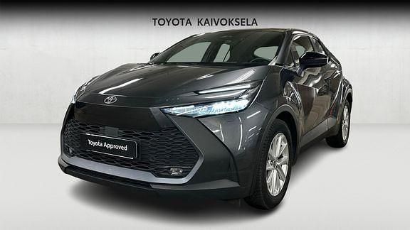 Harmaa Käytetty 2024 Toyota C-HR+ Active Katumaasturi | 33 990 € (Kallis) - Kuva 1/4