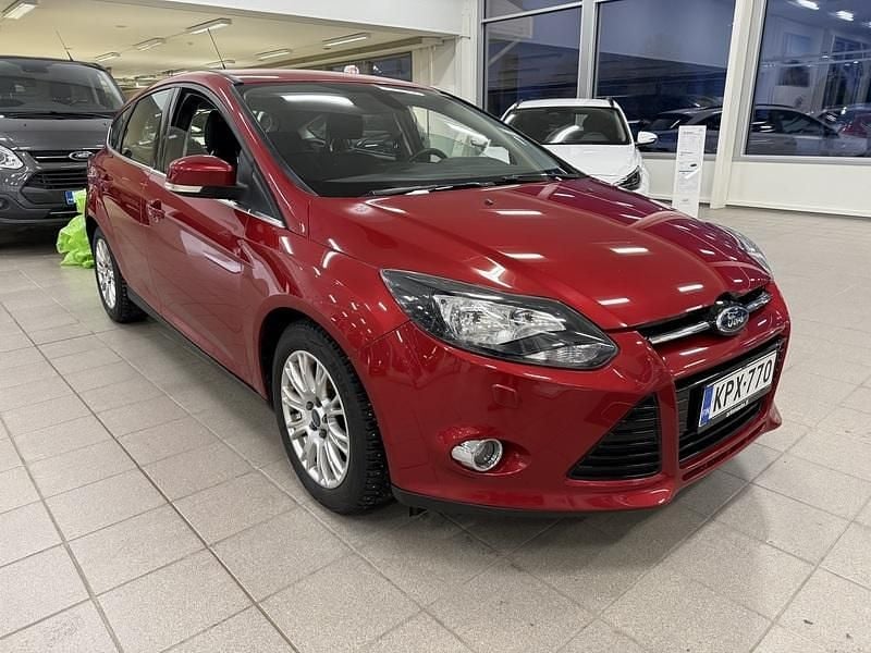 Käytetty Ford Focus Titanium 125 HP (91 kW) 2011 Punainen Viistoperä