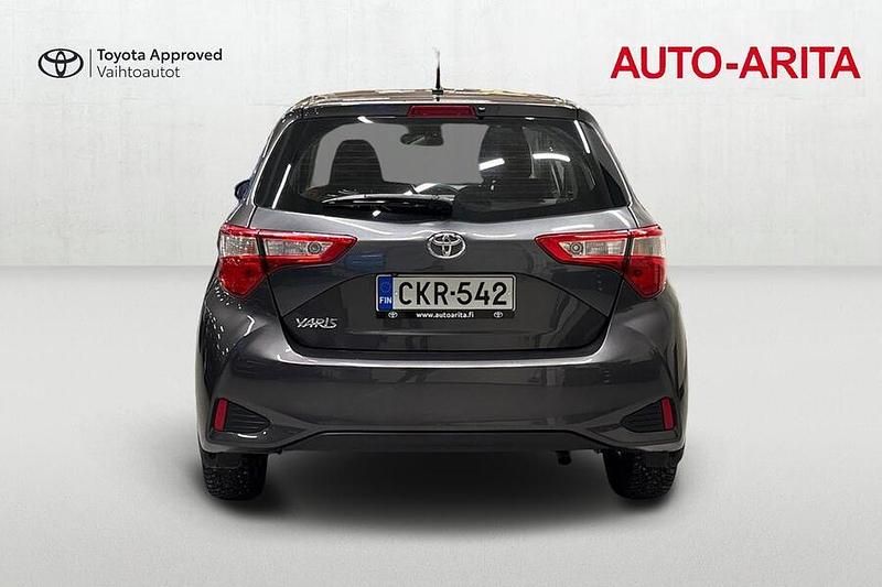 Käytetty Toyota Yaris Multidrive S 112 HP (82 kW) 2017 Harmaa Viistoperä