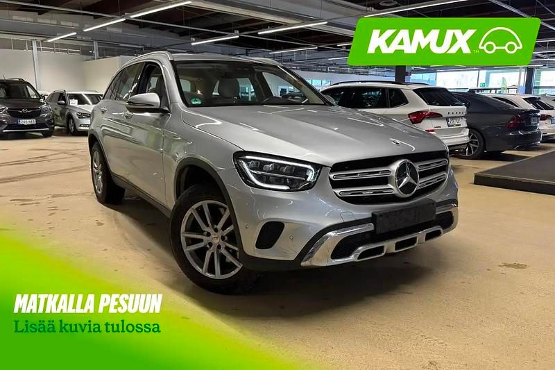 Käytetty Mercedes GLC300e 211 HP (155 kW) 2021 Hopea / harmaa Katumaasturi
