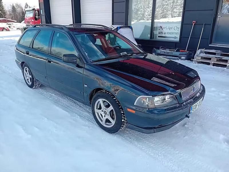 Käytetty Volvo V40 2000 Musta Farmari