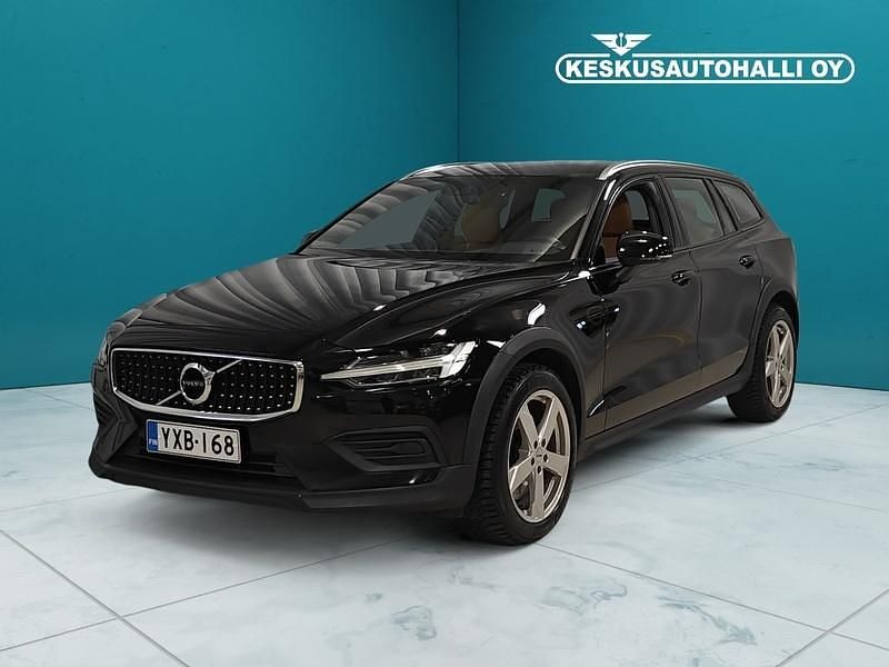 Käytetty Volvo V60 CC Business Edition 190 HP (139 kW) 2020 Musta Farmari