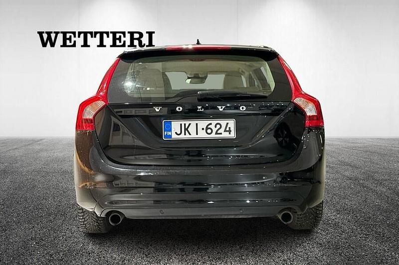Käytetty Volvo V60 Momentum 152 HP (111 kW) 2016 Musta Farmari