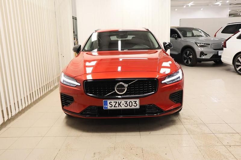 Käytetty Volvo V60 Plus 350 HP (257 kW) 2025 Punainen Farmari