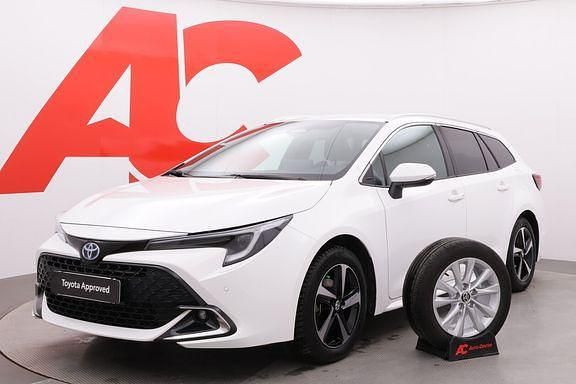 040 valkoinen Käytetty 2024 Toyota Corolla Anniversary Farmari | 31 990 € (Hieman kallis) - Kuva 1/4