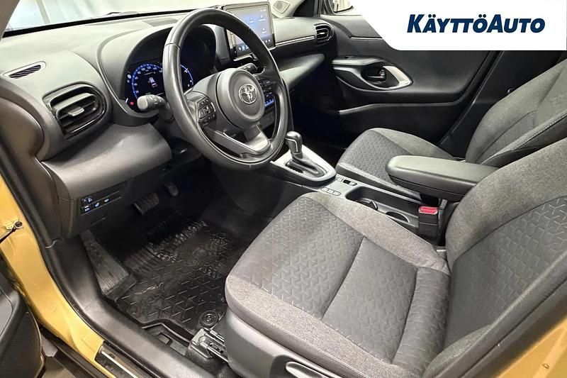 Käytetty Toyota Yaris Hybrid Active 116 HP (85 kW) 2024 Keltainen