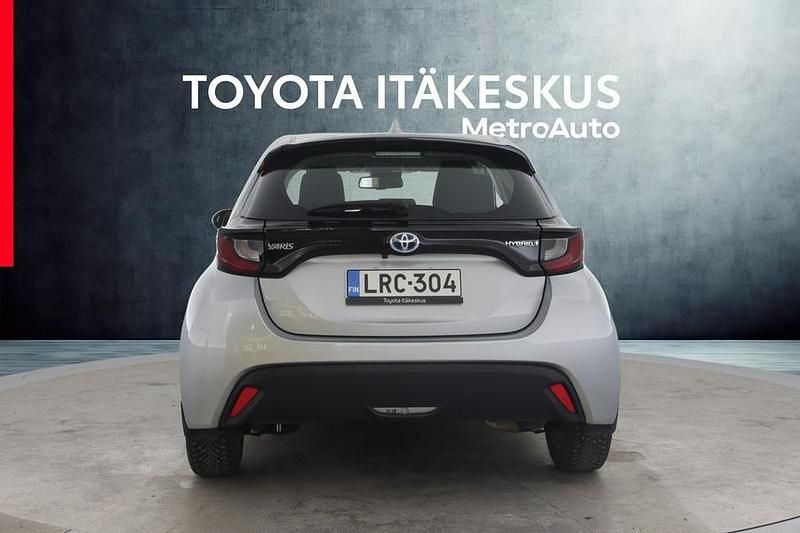 Käytetty Toyota Yaris Hybrid Active 116 HP (85 kW) 2022 Hopea Viistoperä
