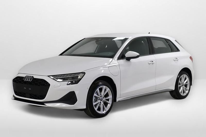 Käytetty Audi A3 Sportback Advanced 204 HP (150 kW) 2025 Arkona valkoinen Viistoperä