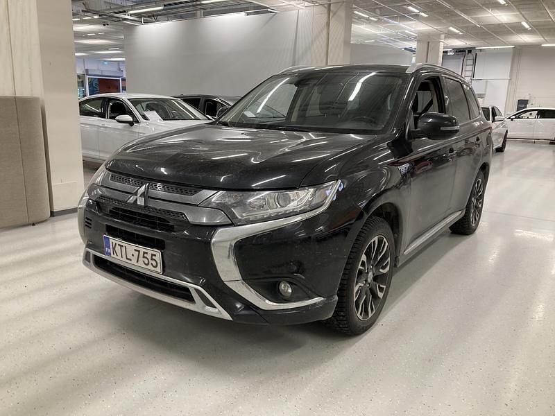 Käytetty Mitsubishi Outlander P-HEV Invite+ 135 HP (99 kW) 2019 Katumaasturi