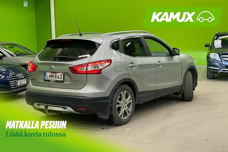 Käytetty Nissan Qashqai Acenta 178 HP (130 kW) 2014 Hopea / harmaa Katumaasturi