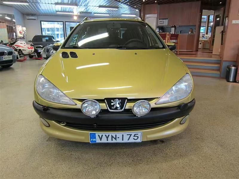Käytetty Peugeot 206 90 HP (66 kW) 2002 Keltainen Farmari
