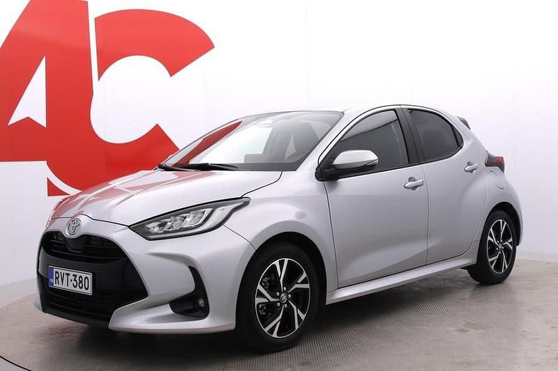 Käytetty Toyota Yaris Hybrid Plus 116 HP (85 kW) 2024 Hopea Viistoperä