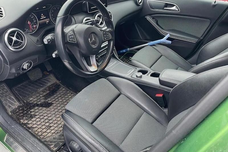 Käytetty Mercedes A180 Edition 122 HP (89 kW) 2016 Vihreä Viistoperä