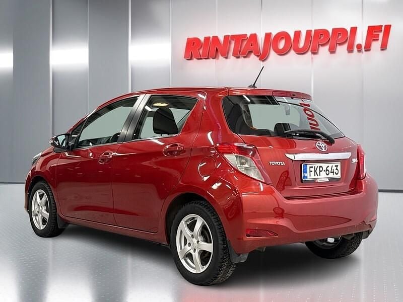 Käytetty Toyota Yaris Multidrive S 99 HP (72 kW) 2012 Punainen Viistoperä