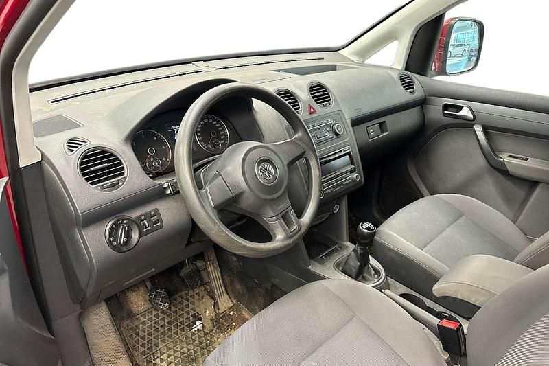 Käytetty VW Caddy Maxi Trendline 101 HP (74 kW) 2012 Punainen Tila-auto