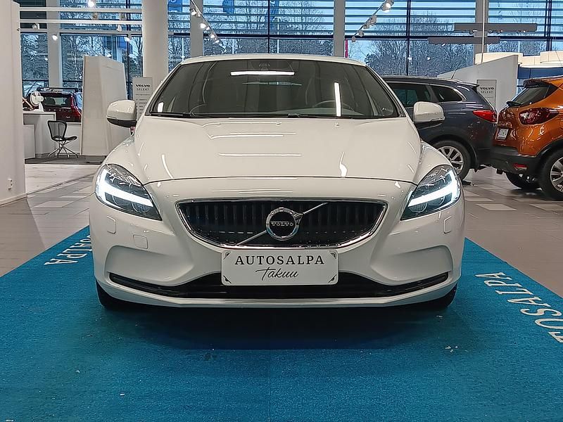 Käytetty Volvo V40 Dynamic 122 HP (89 kW) 2018 Valkoinen Viistoperä