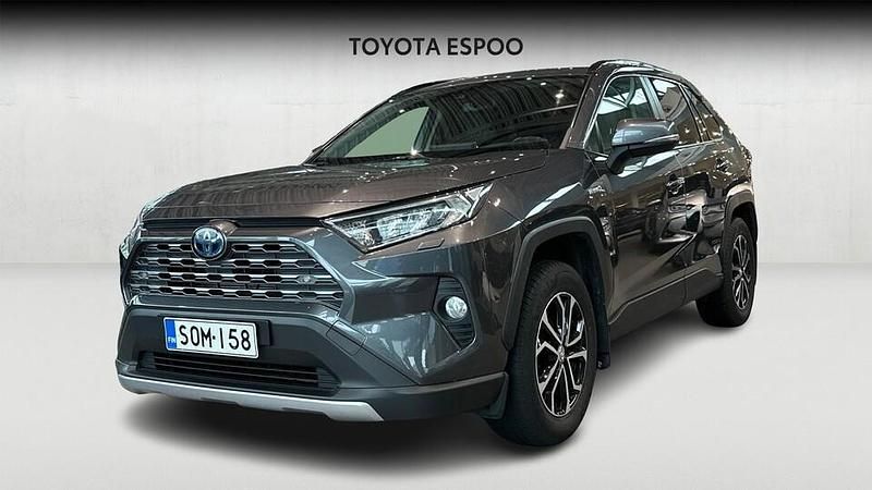Met. harmaa Käytetty 2020 Toyota RAV4 Hybrid Active Katumaasturi | 29 490 € (Perustarjous) - Kuva 1/4