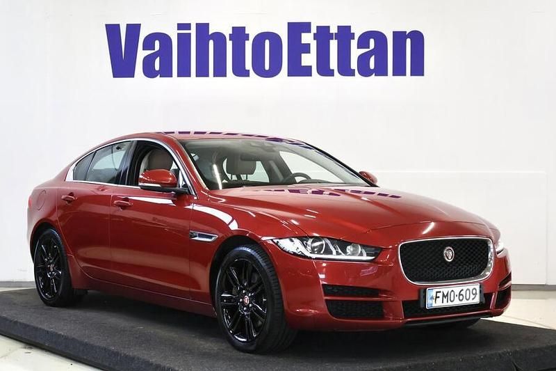 Käytetty Jaguar XE Business Edition 180 HP (132 kW) 2016 Punainen Sedan
