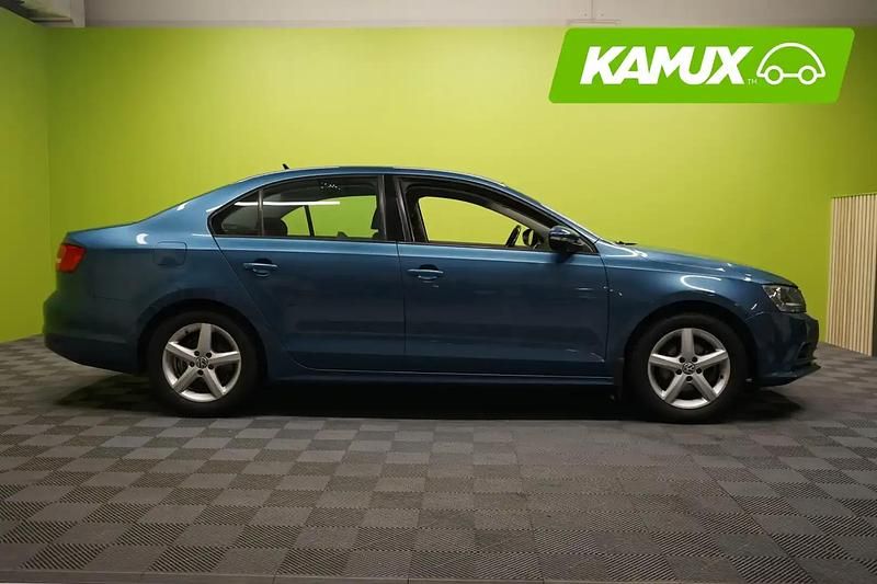 Käytetty VW Jetta Comfortline 125 HP (91 kW) 2015 Sininen Sedan