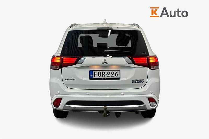 Käytetty Mitsubishi Outlander P-HEV Instyle 121 HP (88 kW) 2016 Valkoinen Farmari