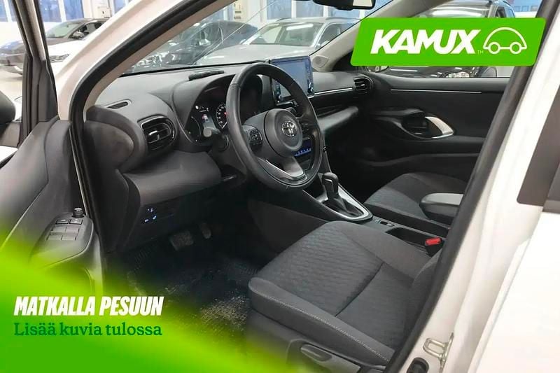 Käytetty Toyota Yaris Hybrid Active 116 HP (85 kW) 2023 Valkoinen Sedan