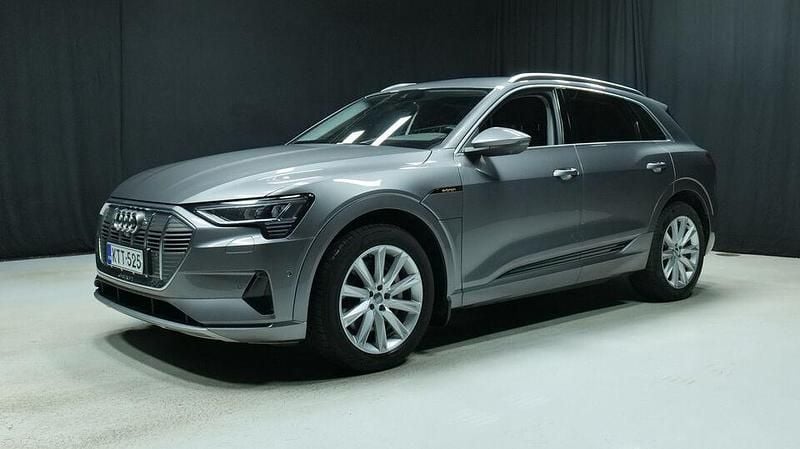 Harmaa Käytetty 2020 Audi e-tron Advanced Katumaasturi | 30 900 € (Perustarjous) - Kuva 1/3