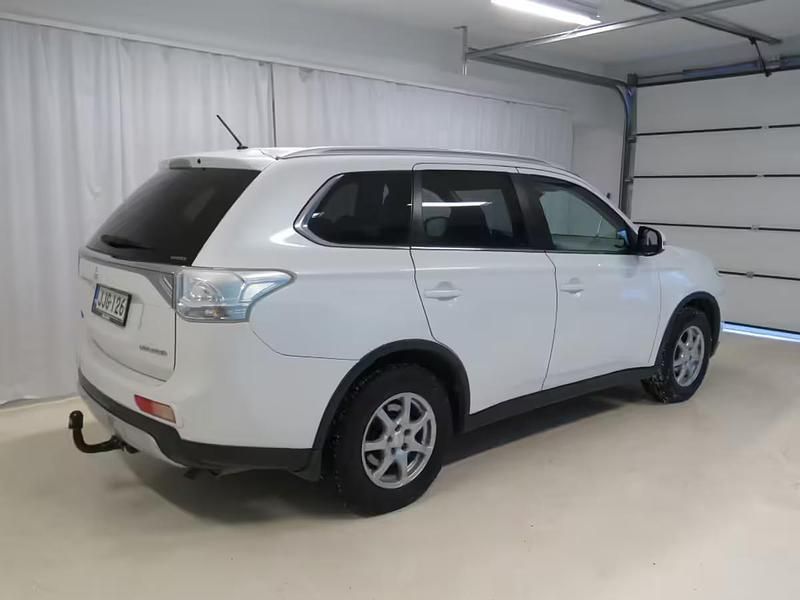 Käytetty Mitsubishi Outlander Intense 150 HP (110 kW) 2014 Katumaasturi